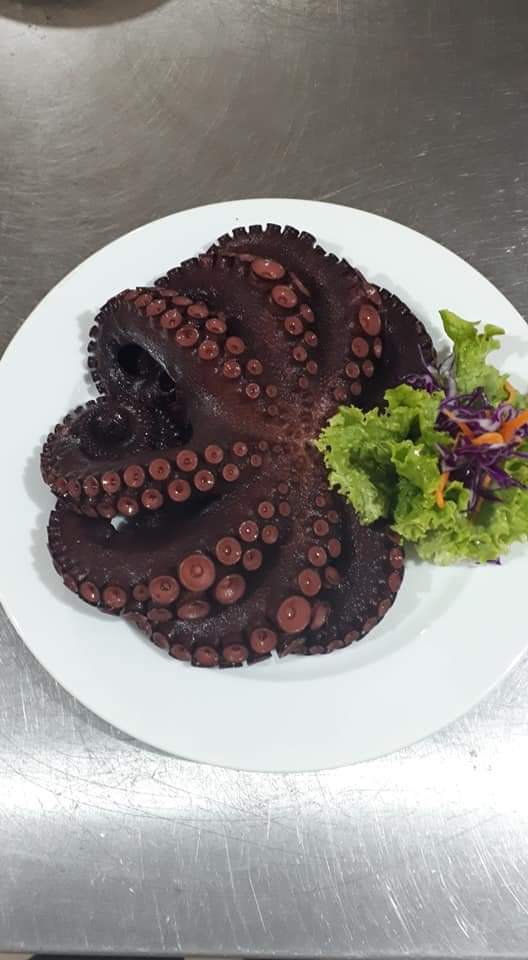 Pulpo a la parrilla, con papitas nativas, salteado a la mantequilla sazonado con comino y perejil y el secreto del chef.