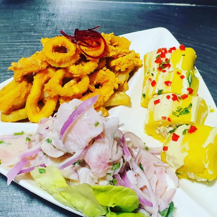 Láminas de salmón marinadas en aceite oliva, limón, pimienta, alcaparras, ajos y sal al gusto.